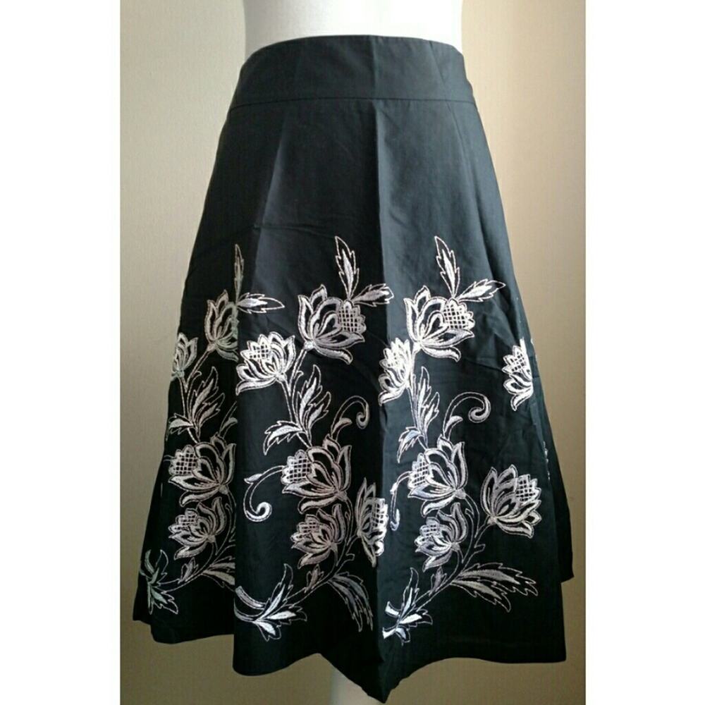 Ann Taylor LOFT Embroidered Skirt - Size 2 - EUC